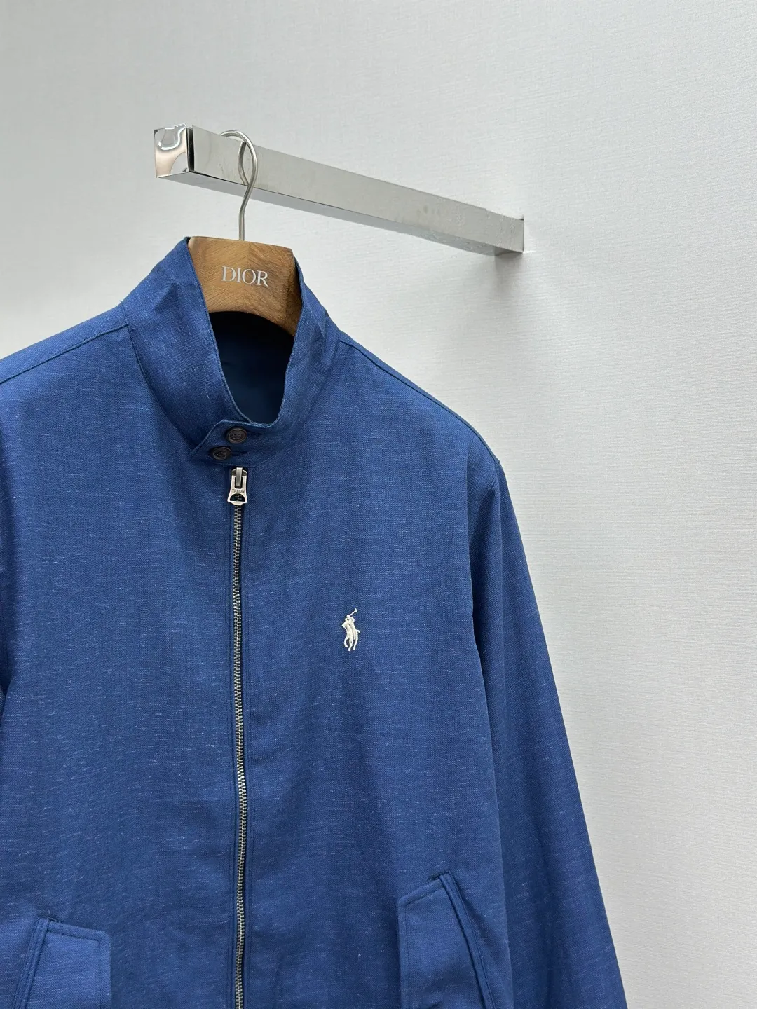 P630 Ralph Lauren logo embroidered reversible jacket. Customized matte moire taffeta and twill jacquard brocade. Light and tough, smooth drape. Comfortable and close to the skin. Quiet dark blue. Elegant style. Twin clothes. Style without boundaries. One side is decorated with twill jacquard brocade and has its own retro filter, like the pocket watch gear of an old-school gentleman. The other side is made of matte moiré taffeta, which brings a sense of relaxation. Casual and casual genes. Exquisite pony logo is embellished throughout, making it highly recognizable. The classic stand-up collar is tied with three hidden buckle tabs. Simplicity dominates complexity. The design philosophy hidden in the details. Double-sided style. One garment hides old money and relaxation. Process 1: Use imported machine embroidery technology. Use advanced computer control system and precise mechanical components to realize the iconic pony embroidery operation. High precision. The lines are smooth and delicate. Process 2: Template machine bag opening. Preset templates guide the position of opening the bag. The accuracy of the shape and size ensures the quality of the bag opening effect. Process 3: Ergonomic three-dimensional tailoring. Return to traditional craftsmanship through segmentation, folding, shrinking, and stretching techniques. The so-called slow work results in fine work, which is respect for the material and the pursuit of feel. Complex workmanship, tedious, slow timeliness, and high loss. Process 4: The fabrics have been carefully washed, and the hand feel and texture are better. Not easy to deform, not easy to shrink, not easy to fade, and maintain long-term beauty. Accessories: Customized Ralph Lauren Fruit buckle Customized Ralph Lauren zipper Customized Ralph Lauren slider Customized Ralph Lauren trademark Version: Fitted version Function: Reversible, free to match Size: S M L XL